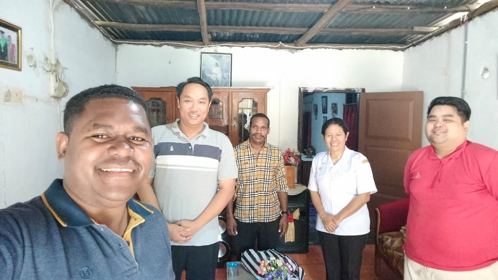 Kunjungan ke rumah orang tua sdri. Sarlita (alumni binaan YKDE) di Takari.