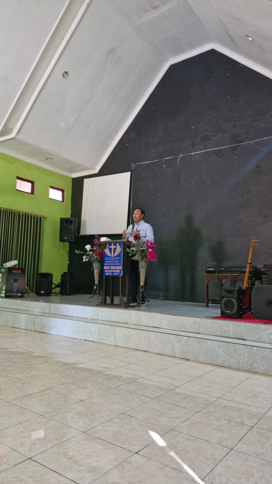 Presentasi program literatur Alkitab VP dari Bibles For Indonesia di GSKI Shalom, Rote.