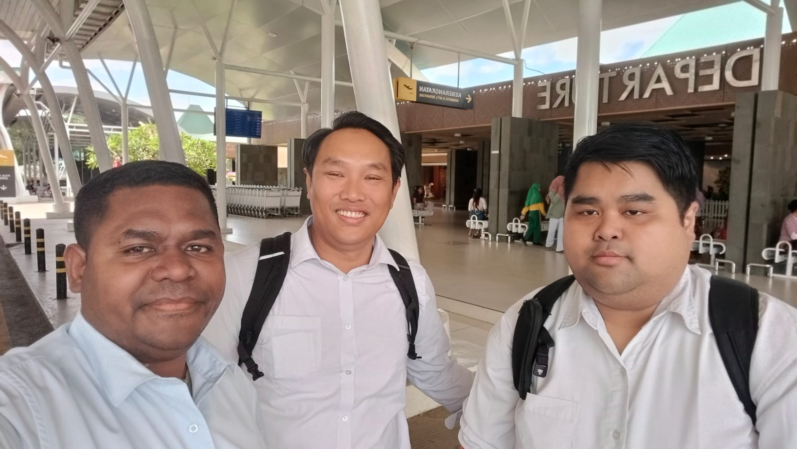 Tiba di bandara, bersiap kembali dari Kupang menuju Surabaya.
